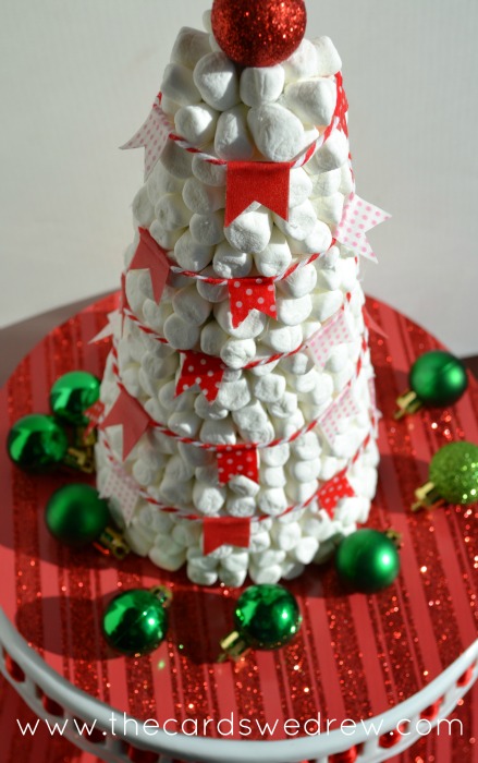 Christmas Tree Marshmallow Pops Gently press marshmallows together as you build the tree. Continue this process, making rows of 4, 3, 2 and 1. Add the final marshmallow to the base of the tree. Keep excess chocolate. Place in the freezer for 10 minutes. Take marshmallow Christmas tree out of the freezer and peel off baking paper.